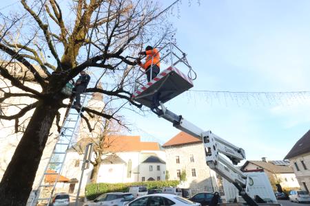 ZAČETEK POSTAVITVE  PRAZNIČNE OKRASITVE PO CERKNICI 06 FOTO LJUBO VUKELIČ